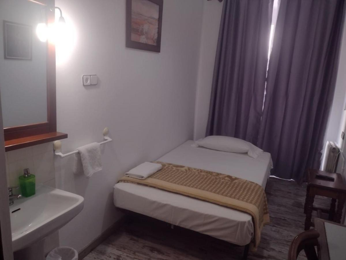 เพนชั่น ซาน อิซิโดร Hotel มาดริด ภายนอก รูปภาพ